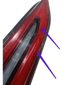 Lanterna Tampa Traseira Lado Esquerdo Toyota Hilux  Detalhe