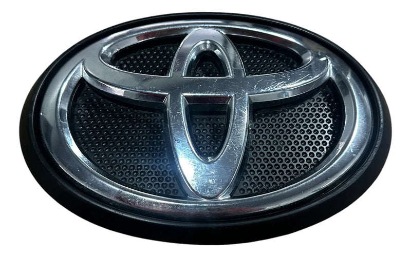 Emblema Da Grade Original Com Moldura Hilux 2016 A 2020